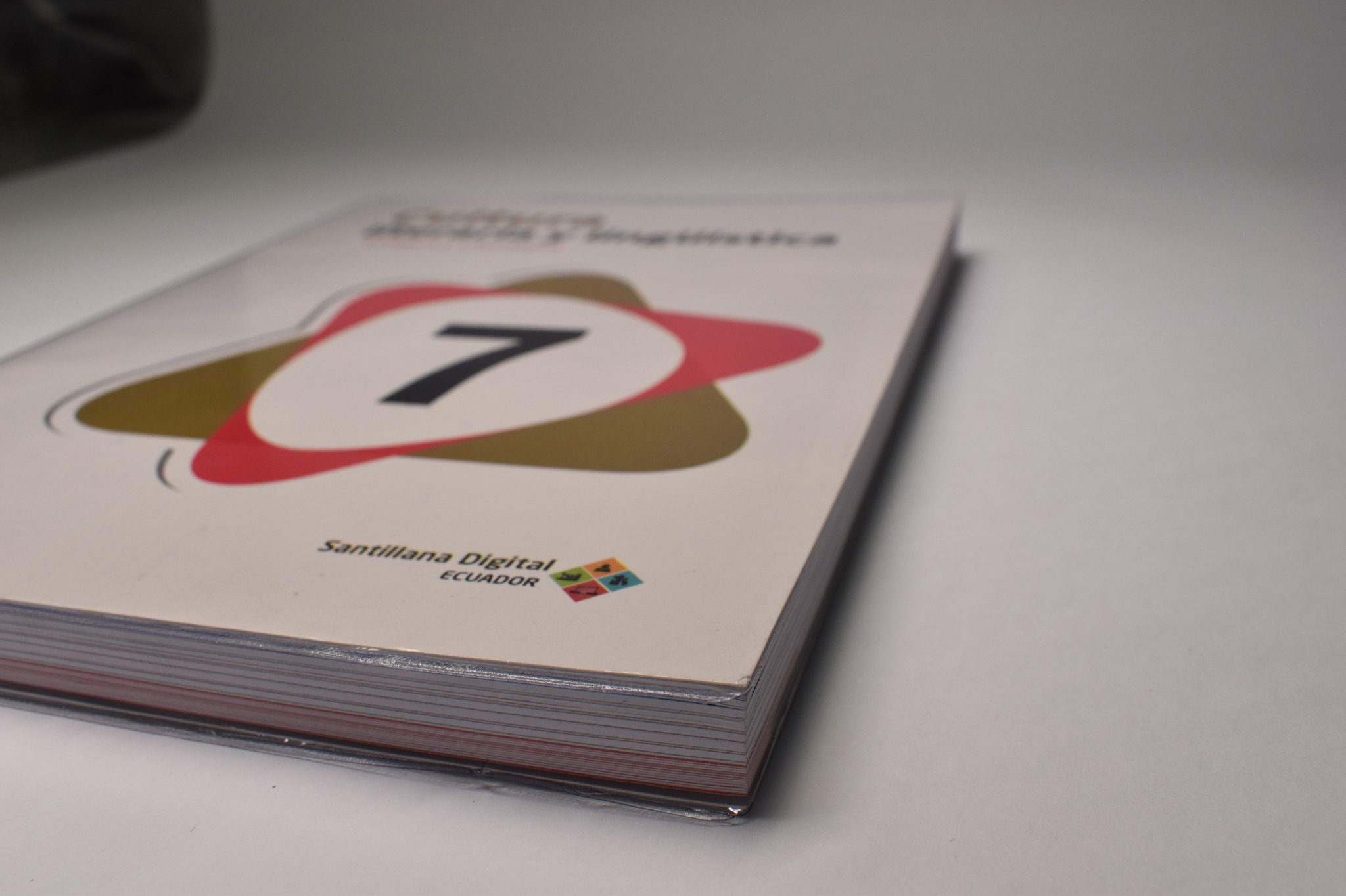 Acabado limpio de un libro forrado